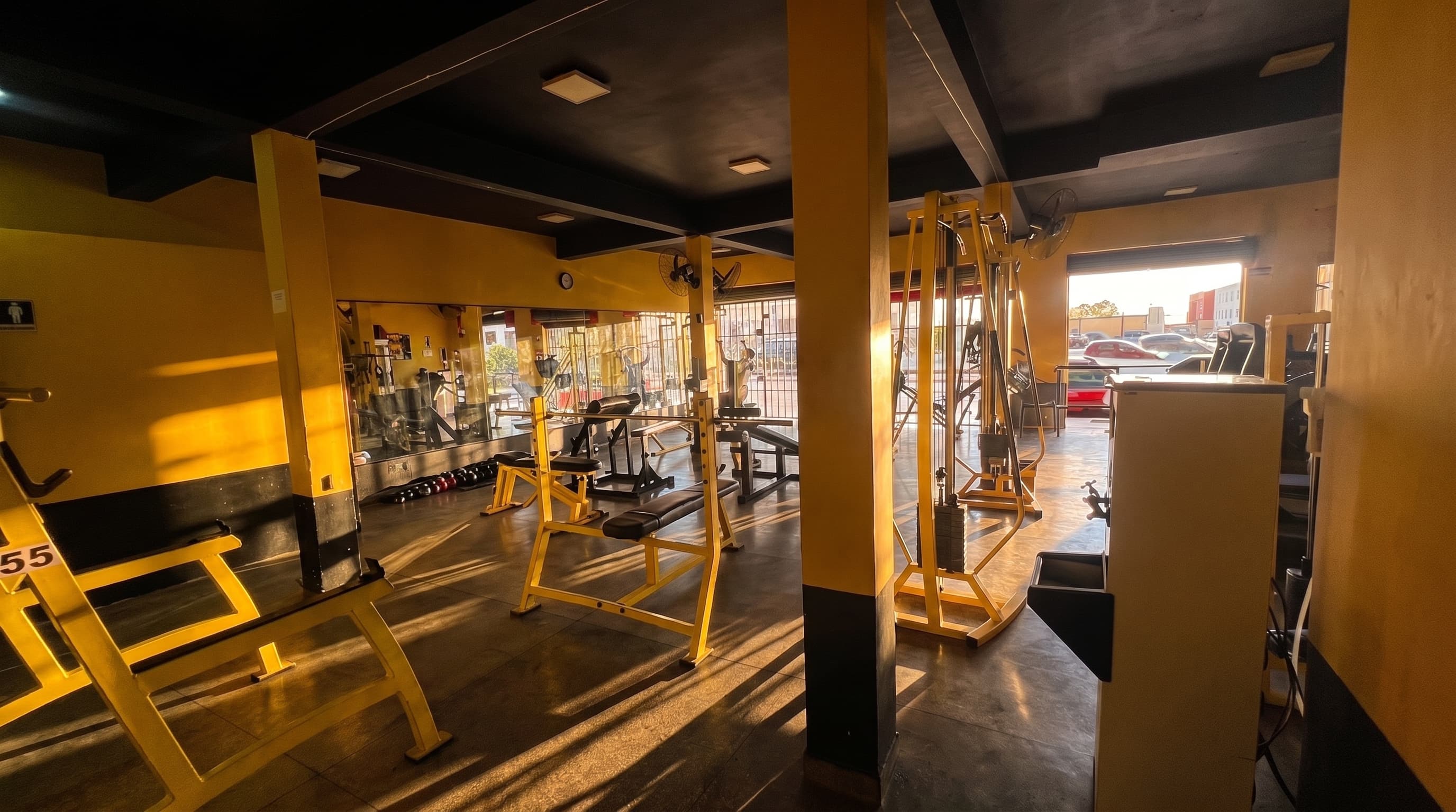 Interior da Academia Versátil com equipamentos de musculação